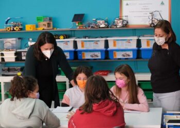 Κεραμέως: Επισκέφθηκε σχολεία του νομού Φλώρινας κι έπαιξε… βόλεϊ με τους μαθητές (φωτο)