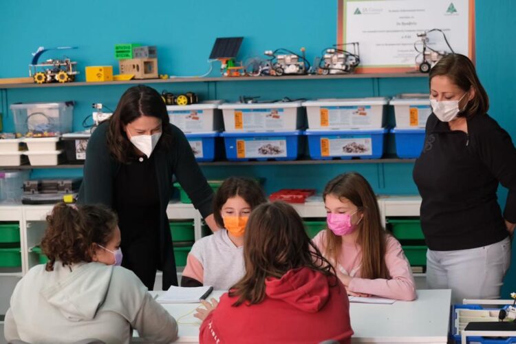 Κεραμέως: Επισκέφθηκε σχολεία του νομού Φλώρινας κι έπαιξε… βόλεϊ με τους μαθητές (φωτο)