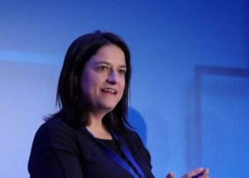 Κλείνουν τα σχολεία; Η Κεραμέως απαντάει στις φήμες (video)