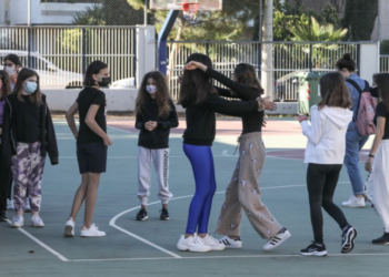 «Βουβός» συναγερμός στα σχολεία με 40.000 νέα κρούσματα