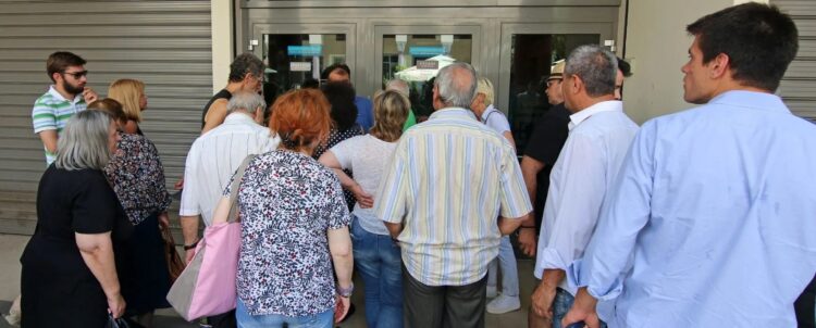 Κορονοϊός: Πώς θα μπαίνουμε από σήμερα σε δημόσιες υπηρεσίες και τράπεζες
