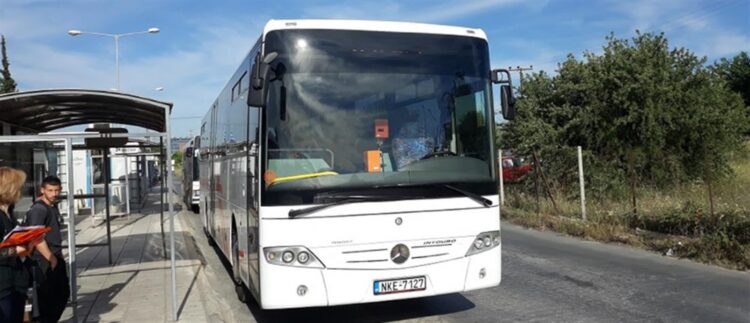 ΚΤΕΛ: Μαθητές πέταξαν πέτρες σε λεωφορείο, τραυματίστηκε ο οδηγός