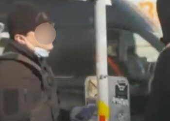 Θεσσαλονίκη: Αστυνομικός έκοψε πρόστιμο για μάσκα, με τη δική του… στο πηγούνι (video)