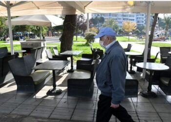 “Lockdown” για τους 60άρηδες που δεν έκαναν τρίτη δόση – Τι αλλάζει από σήμερα