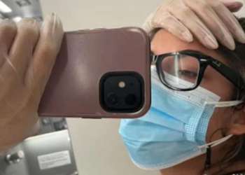 Δασκάλα βγήκε θετική εν πτήσει και μπήκε καραντίνα για 5 ώρες στην τουαλέτα του αεροπλάνου (video)