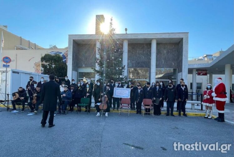 ΑΧΕΠΑ: Μαθητές από τη Σιάτιστα έψαλαν τα κάλαντα των Χριστουγέννων (φωτο, video)