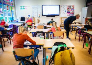 Ολλανδία: Εξετάζεται κλείσιμο των σχολείων μία εβδομάδα νωρίτερα για τα Χριστούγεννα