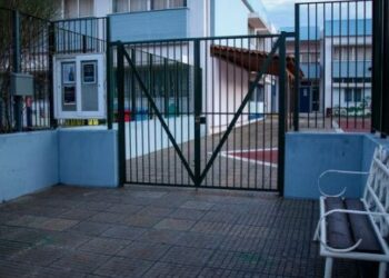 Άλιμος: Ο διευθυντής που βάζει από την τσέπη του και οι μηνύσεις του δημάρχου σε 35 εκπαιδευτικούς