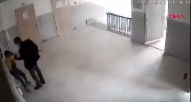 Καθηγητής χτυπά άγρια μαθητή του (video)