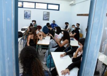 Ένταση και καπνογόνα στο 2ο ΕΠΑΛ Πάτρας: Πιάστηκαν στα χέρια για μια κοπέλα (video)