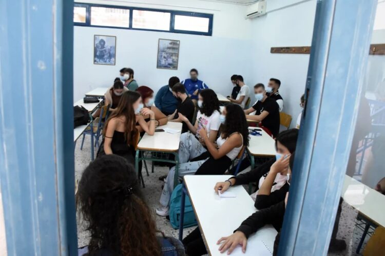 Ένταση και καπνογόνα στο 2ο ΕΠΑΛ Πάτρας: Πιάστηκαν στα χέρια για μια κοπέλα (video)