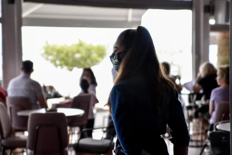 Έρχεται «lockdown» για τους ανεμβολίαστους τις πρώτες μέρες του 2022