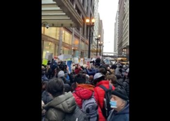 Χιλιάδες μαθητές του Σικάγο αποχωρούν διαμαρτυρόμενοι για την ανασφαλή επιστροφή στα σχολεία