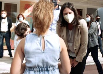 Η Κεραμέως δεν αλλάζει το πρωτόκολλο του 50%+1 για να υπάρχει… επιδημιολογική επιτήρηση!