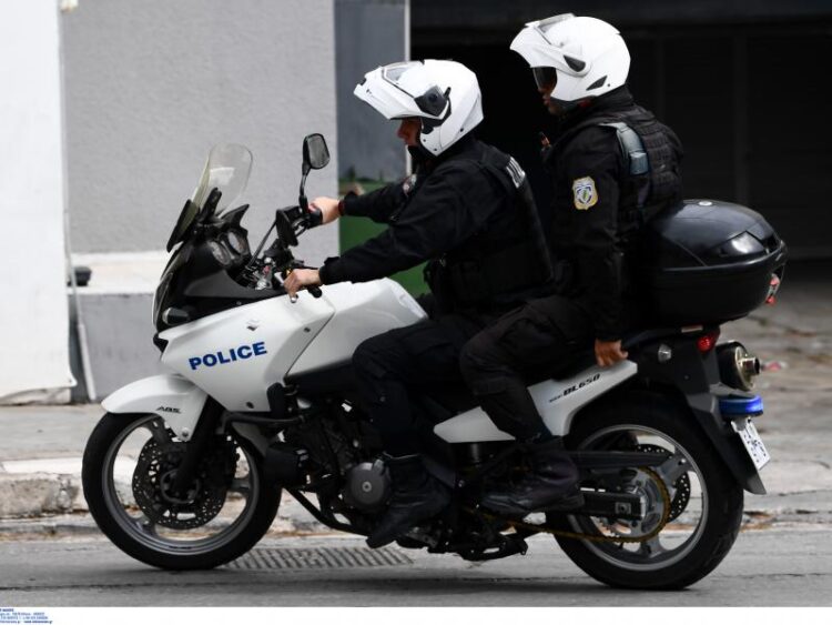 Ληστεία με καλάσνικοφ στα ΕΛΤΑ του Νέου Φαλήρου