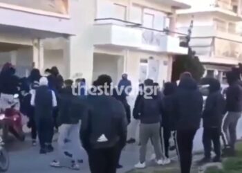 Θεσσαλονίκη: 15 νεαροί ξυλοκοπούν δύο άτομα έξω από ΕΠΑΛ (video)