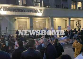 Γονείς και φοιτητές έκαναν διαμαρτυρία στο υπουργείο Υγείας – «Δωρεάν τεστ για όλους»