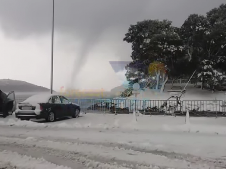 Σκιάθος: Υδροστόβιλος «χτυπά» το χιονισμένο νησί – Εντυπωσιακό βίντεο