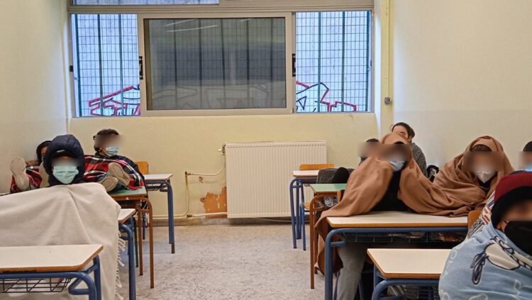 Καβάλα: Μαθητές Γυμνασίου κάνουν μάθημα τυλιγμένοι σε κουβέρτες (φωτο)