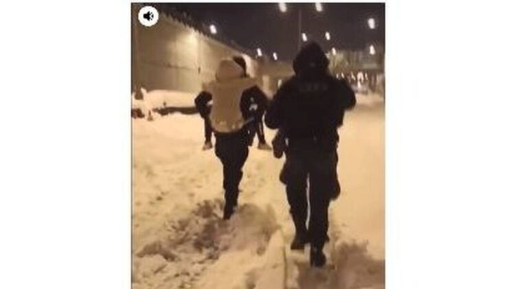 Κακοκαιρία «Ελπίδα»: Συγκλονιστικές εικόνες- Αστυνομικοί κουβαλούν στην πλάτη παιδιά