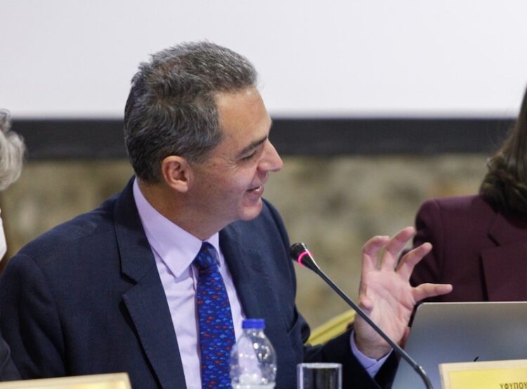 Μέχρι  γκαζάκια έβαλαν στο σπίτι του εργολάβου που έχει αναλάβει να μετασκευάσει “Στέκι   Βιολογικού ” του ΑΠΘ  σε βιβλιοθήκη