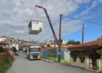 Κρήτη: Μπαλάκι οι μαθητές του Μεταξοχωρίου! Τάξη τους … η ταβέρνα όσο περιμένουν να μπουν στους οικίσκους