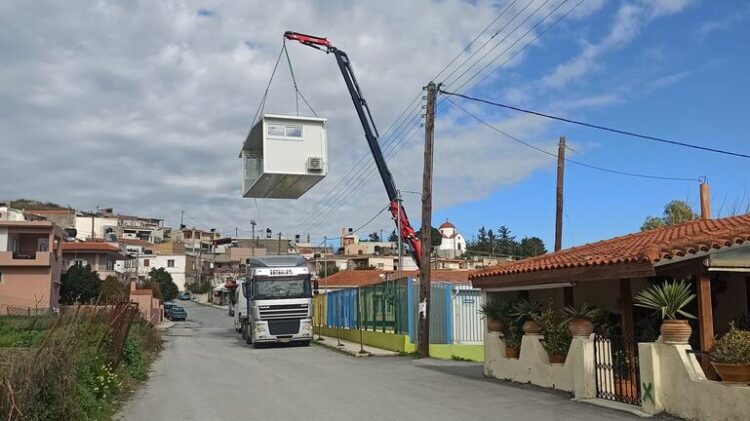 Κρήτη: Μπαλάκι οι μαθητές του Μεταξοχωρίου! Τάξη τους … η ταβέρνα όσο περιμένουν να μπουν στους οικίσκους