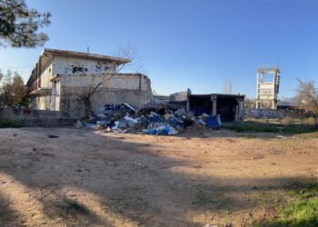 Εκπαιδευτικοί καλούν μαθητές να ζωγραφίσουν στο οικόπεδο της Altec