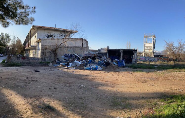 Εκπαιδευτικοί καλούν μαθητές να ζωγραφίσουν στο οικόπεδο της Altec