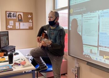 Θεσσαλονίκη: Ο δάσκαλος που κάνει μάθημα με μια κιθάρα στα χέρια