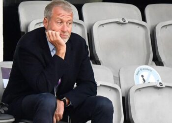 Πόλεμος στην Ουκρανία: «Βόμβα» από Αμπράμοβιτς – Αποχώρησε και επίσημα από την Τσέλσι