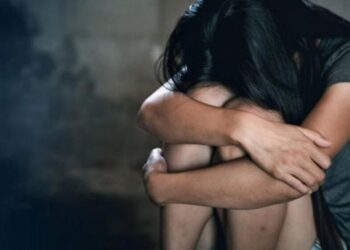 Έκοψε στο πρόσωπο τη γυναίκα του και απειλούσε να τη σκοτώσει