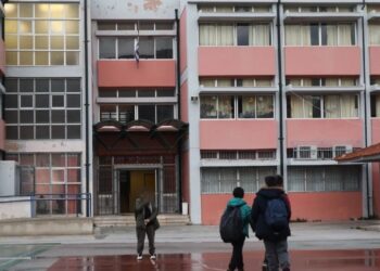 Χειροπέδες σε μαθητές Γυμνασίου – Εκβίαζαν συμμαθήτριες τους ότι θα δημοσιοποιούσαν προσωπικές τους στιγμές