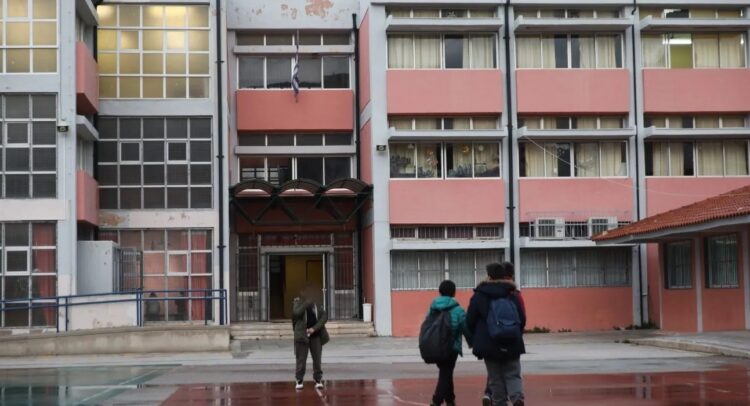 Χειροπέδες σε μαθητές Γυμνασίου – Εκβίαζαν συμμαθήτριες τους ότι θα δημοσιοποιούσαν προσωπικές τους στιγμές