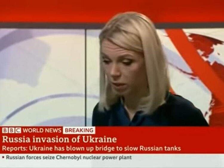 H στιγμή που Ουκρανή δημοσιογράφος του BBC αναγνωρίζει ζωντανά το βομβαρδισμένο σπίτι της στο Κίεβο