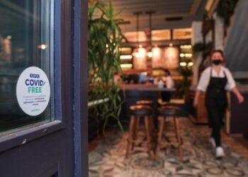 Κορονοϊός: «Φρένο» από τους ειδικούς στη χαλάρωση των μέτρων