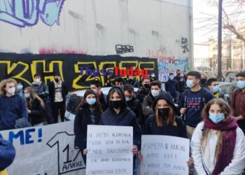 Δολοφονία Άλκη: Ενός λεπτού σιγή από φοιτητές – «Η σάπια κοινωνία γέννα αυτή τη βία» (Vid)