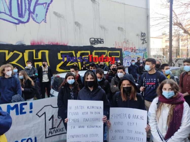 Δολοφονία Άλκη: Ενός λεπτού σιγή από φοιτητές – «Η σάπια κοινωνία γέννα αυτή τη βία» (Vid)