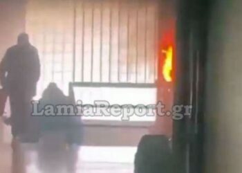 Αταλάντη: Έβαλαν φωτιά στο διάδρομο του Σχολείου (video)