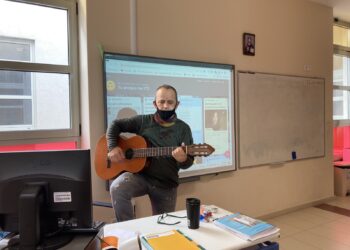 Θεσσαλονίκη: Ο δάσκαλος που δίδασκε Μαθηματικά με …μια κιθάρα