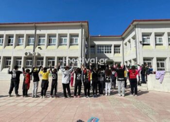 Θεσσαλονίκη: Μαθητές δημοτικού έστειλαν μήνυμα κατά τις ομαδικής βίας με φανέλες των ομάδων τους