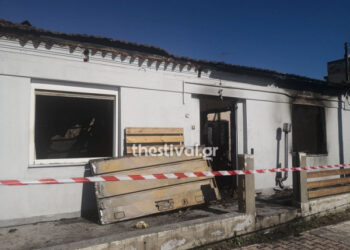 Θεσσαλονίκη: Λευκά λουλούδια και κεριά έξω από το σπίτι που κάηκαν ζωντανοί η μητέρα με τα δυο της παιδιά