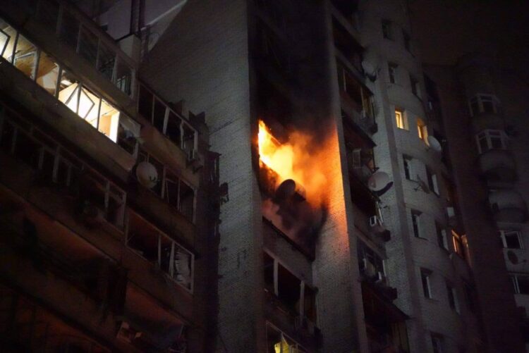 Πόλεμος στην Ουκρανία: Άρχισε τα ξημερώματα η επίθεση στο Κίεβο – Χτυπήθηκε πολυκατοικία