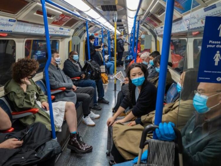 Κορονοϊός-Βρετανία: Τέλος η υποχρεωτική μάσκα στα ΜΜΜ του Λονδίνου