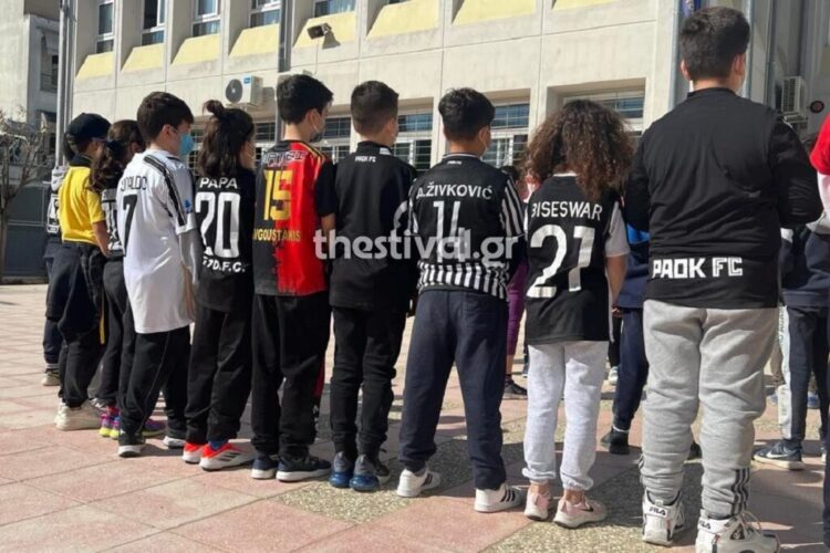 Θεσσαλονίκη: Μαθητές με τη φανέλα της ομάδας τους έστειλαν μήνυμα κατά της βίας