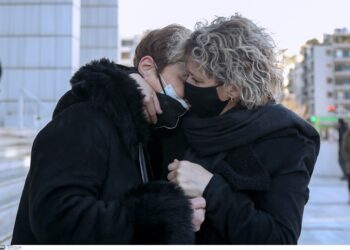 Ελένη, Γαρυφαλλιά, Ερατώ: Η συγκλονιστική αγκαλιά που κάνουν τρεις μητέρες δολοφονημένων κοριτσιών (Video)