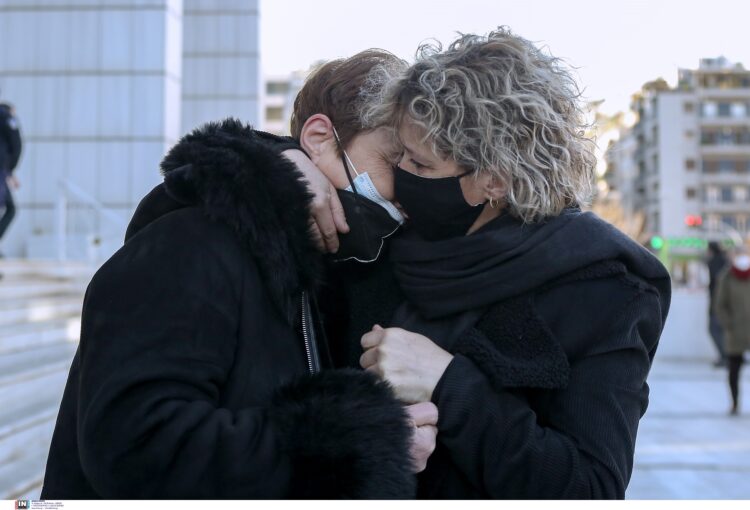 Ελένη, Γαρυφαλλιά, Ερατώ: Η συγκλονιστική αγκαλιά που κάνουν τρεις μητέρες δολοφονημένων κοριτσιών (Video)