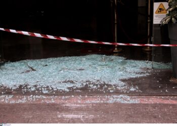 Επίθεση με βαριοπούλες στο Μέγαρο του ΟΣE (Φωτογραφίες)