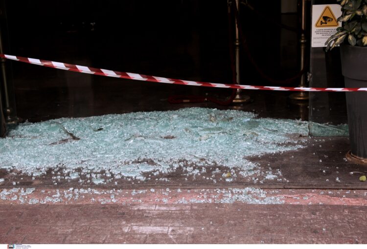 Επίθεση με βαριοπούλες στο Μέγαρο του ΟΣE (Φωτογραφίες)