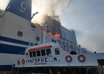 Κι όμως: Επιβάτης διασώθηκε από δύο πλοία που είχαν πάρει φωτιά